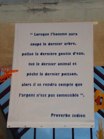 Panneau affiché en 2010 à l'administration communale de Manage affichant un aphorisme sur le thème